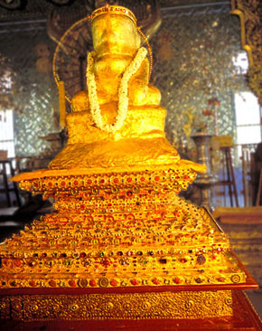 Estatúa de Buda en oro masivo incrustado de piedras preciosas al monasterio de Mogok.